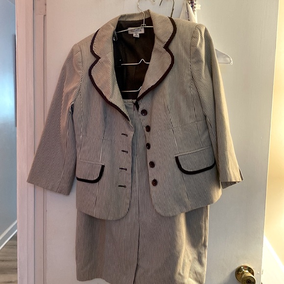 Funky brown striped business suit - Picture 1 of 4